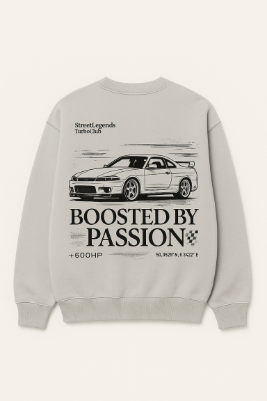 Grau Sweatshirt mit Auto-Design und dem Text „Boosted by Passion“.